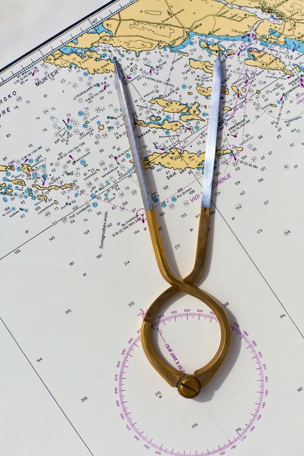 Utiliser une carte marine comme élément de décoration