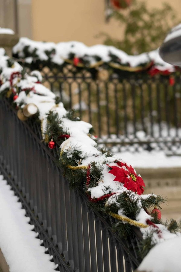 Comment décorer un porche ou un balcon pour Noël ?